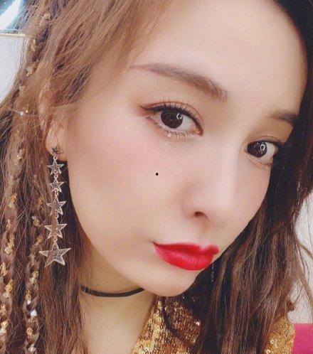 吴昕一字马爆料视频,健身成果引网友热议  第3张